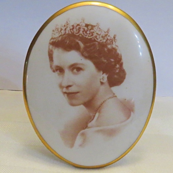 Queen Elizabeth 2 II Coronation Portrait Cameo Fine Bone China Tuscan - Picture 1 of 3
